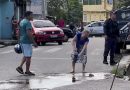 Imagens fortes: Mãe limpa sangue de filho no asfalto após acidente fatal e comove uma comunidade inteira Imagens fortes: Mãe limpa sangue de filho no asfalto após acidente fatal e comove uma comunidade inteira